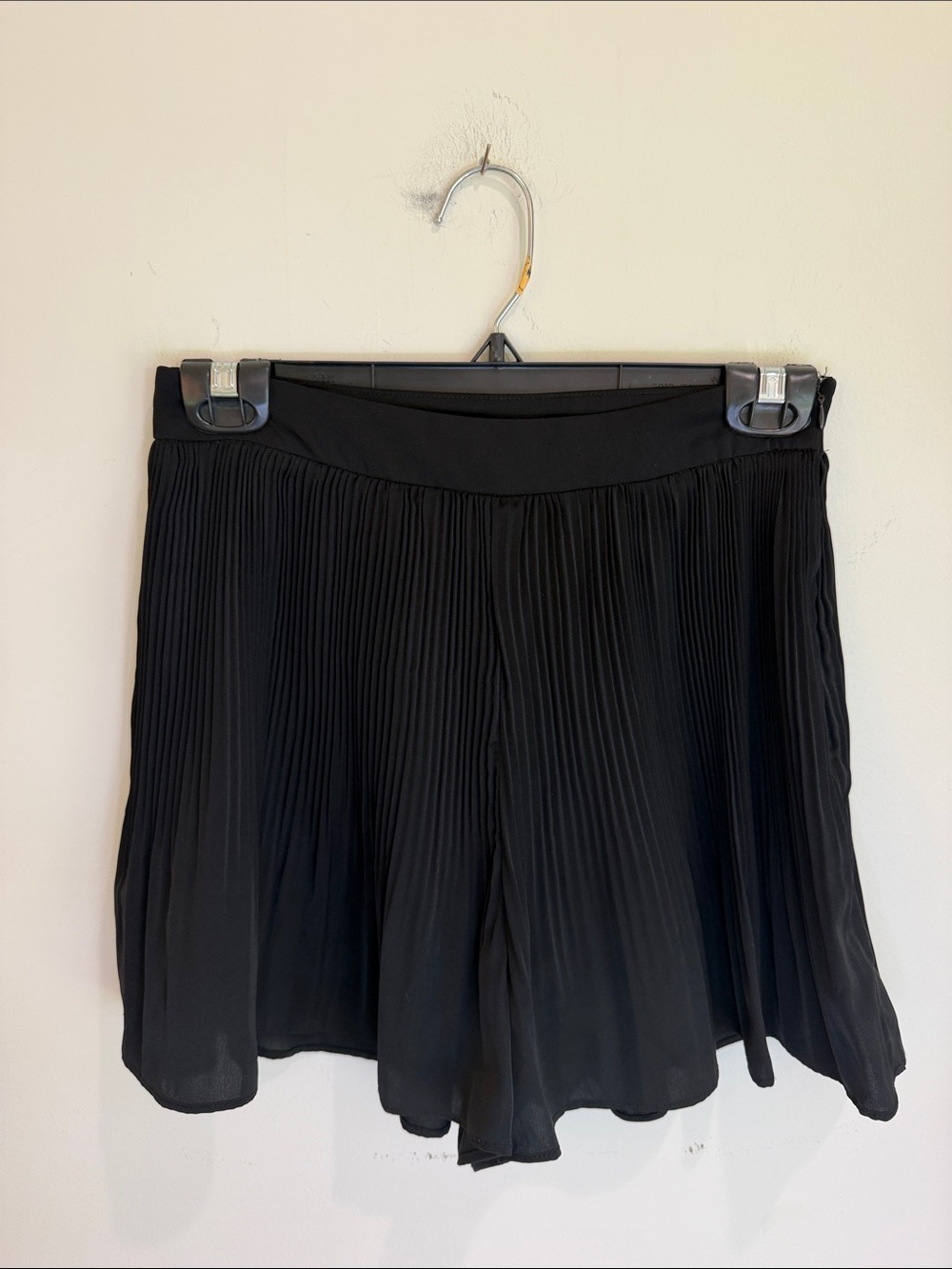 Idem Ditto Women's Black Pleated/Fully Lined Flowy Wide Leg Shorts, Small